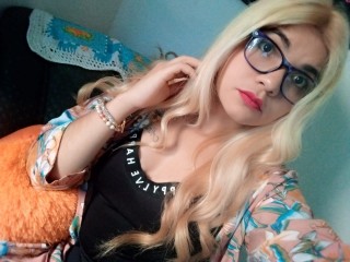 MadderDoll webcam girl as a performer. Gallery photo 2.