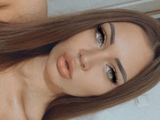 BEVERLEYY webcam girl as a performer. Gallery photo 2.