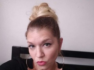 coraholiday webcam girl as a performer. Gallery photo 4.