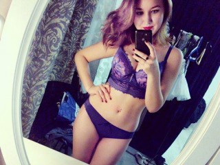 KristallPower webcam girl as a performer. Gallery photo 1.