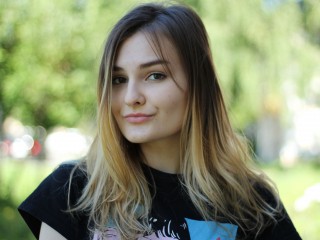 PaulineLeblanc webcam girl as a performer. Gallery photo 1.