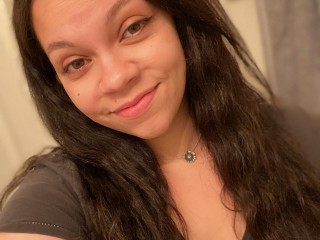 CameoCanary webcam girl as a performer. Gallery photo 1.