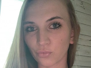 AshleyBlueEyes webcam girl as a performer. Gallery photo 1.