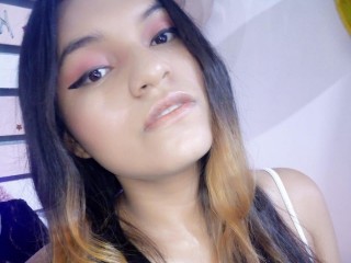 LoanaIvette webcam girl as a performer. Gallery photo 1.