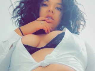Hennydoll885 webcam girl as a performer. Gallery photo 1.
