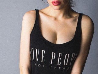 AnneHothaway webcam girl as a performer. Gallery photo 1.