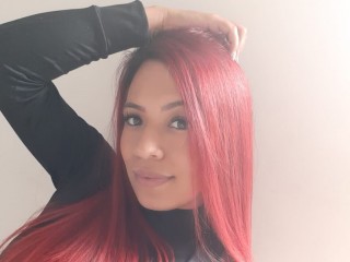 SARALILY webcam girl as a performer. Gallery photo 1.