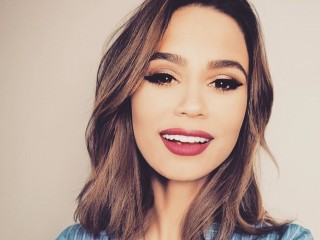 MIYCHELLE webcam girl as a performer. Gallery photo 4.