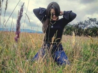 aizen_brown webcam girl as a performer. Gallery photo 1.