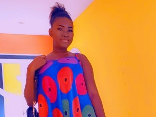 reinesaaba webcam girl as a performer. Gallery photo 1.