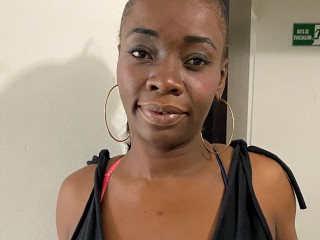 YisellRenaldi webcam girl as a performer. Gallery photo 2.